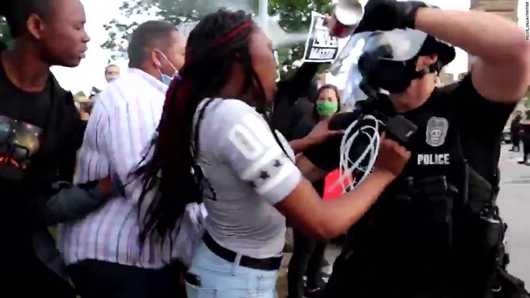 デモで警官に叫んだ男性 催涙スプレーかけられて逮捕 動画が拡散して物議 Cnn Co Jp