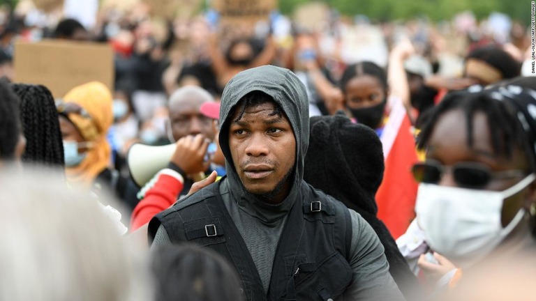 俳優のジョン・ボイエガさんが黒人男性が死亡した事件への抗議デモに参加した/DANIEL LEAL-OLIVAS/AFP/Getty Images