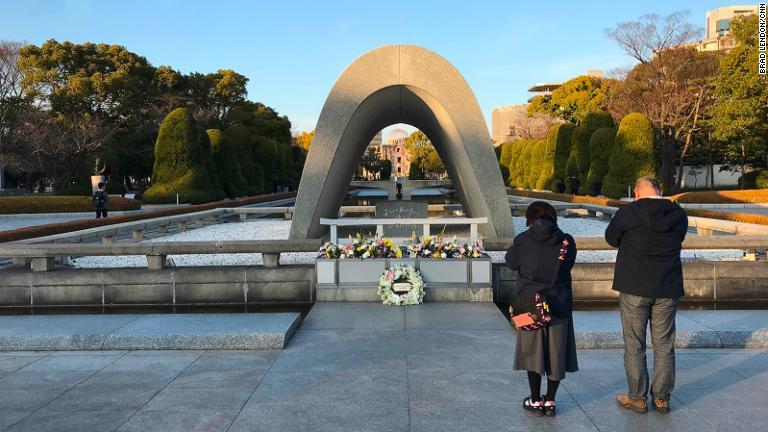広島平和記念公園の記念碑の前で祈りをささげる人たち/Brad Lendon/CNN