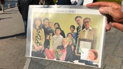 三登さんの親族の写真。１０２歳の母親の姿も見える