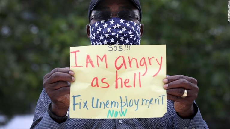新型コロナによる失業者への対策の不備に抗議する男性＝５月２２日、米フロリダ州/Joe Raedle/Getty Images 