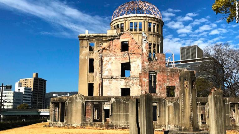 原爆の惨禍を象徴する残存物である原爆ドーム。広島平和記念碑の正式名称でも知られている/Brad Lendon/CNN