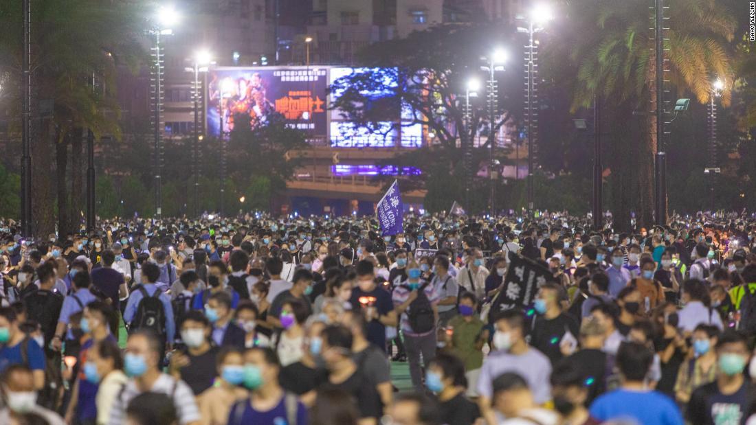 数千人が集まり、追悼集会が開かれた＝４日、香港のビクトリア公園/Isaac Yee/CNN