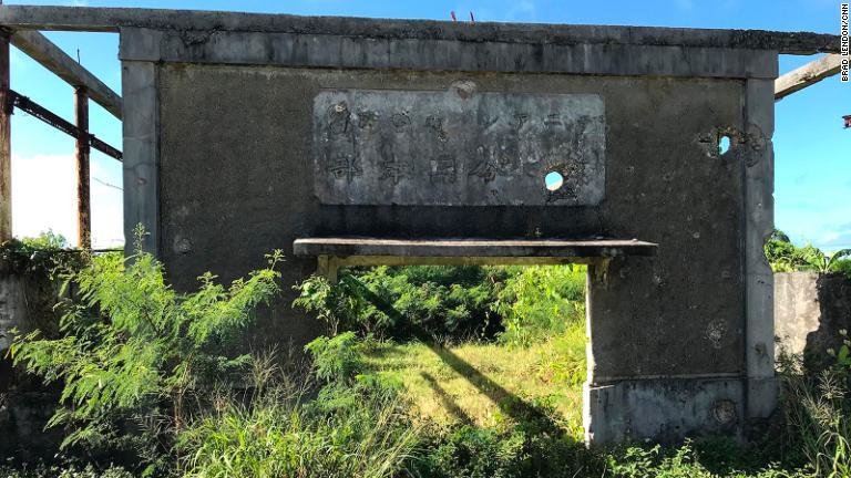 米軍が島を占領する際の戦闘で空いたとみられる壁の穴/Brad Lendon/CNN