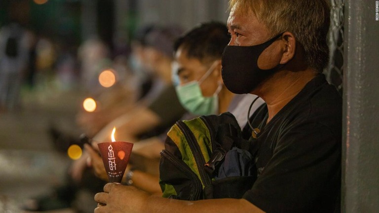 ビクトリア公園に集まった人々＝４日、香港/Isaac Yee/CNN