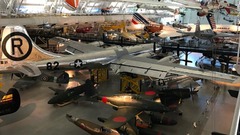 他のあらゆる年代の航空機に囲まれて展示されているＢ２９「エノラ・ゲイ」