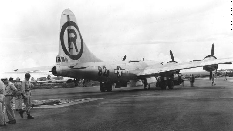 テニアン島のノースフィールド基地に駐機するＢ２９「エノラ・ゲイ」。手前の「ピット」と呼ばれるくぼみに設置された原爆を収納するため後方へ移動している/PhotoQuest/Getty Images