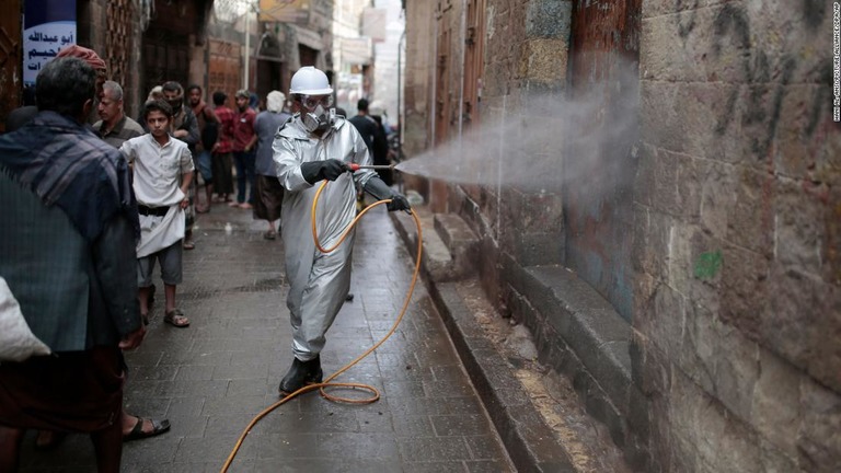 消毒剤をまく医療従事者＝４月３０日、イエメンの首都サナア/Hani Al-Ansi/picture-alliance/dpa/AP
