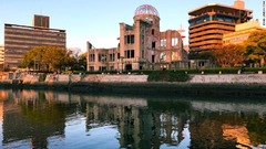 県の産業奨励館だった原爆ドーム。戦後にできた新しい建物と並んで立っている
