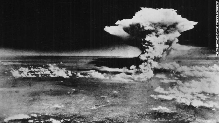 広島上空での原子爆弾の爆発で生じた巨大なキノコ雲。およそ１時間にわたり立ち上っていたという/U.S. Army/Hiroshima Peace Memorial Museum/AP