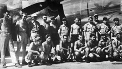 原爆投下の任務を終えた後の乗組員と地上作業員