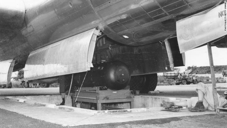 「リトル・ボーイ」とあだ名された原子爆弾が、エノラ・ゲイの爆弾倉に積み込まれる/PhotoQuest/Getty Images