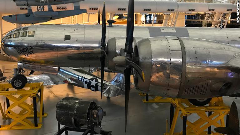 第２次大戦中、米国はエノラ・ゲイを含む航空機３０万機を製造。エノラ・ゲイは原子爆弾の輸送に特化して作られたわずか１５機のＢ２９の１機だった/Brad Lendon/CNN