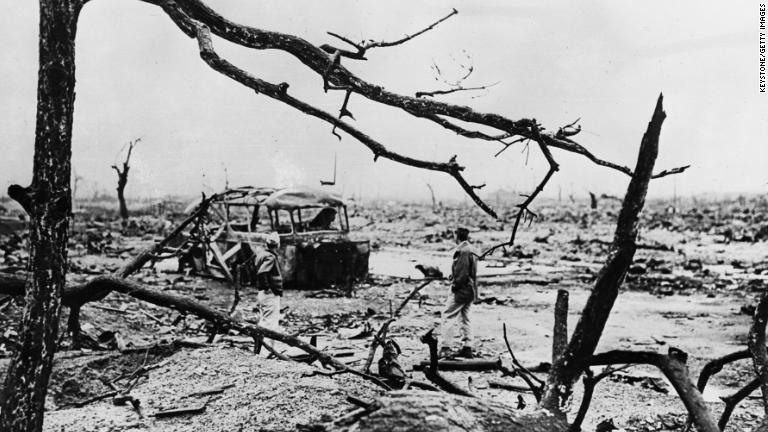 原爆投下後の広島の風景。焼け焦げたバスに乗っていた人は全員死亡した/Keystone/Getty Images