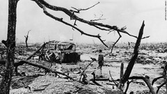 原爆投下後の広島の風景。焼け焦げたバスに乗っていた人は全員死亡した