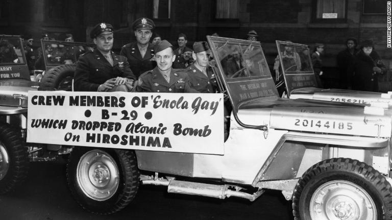 第２次大戦終結後の１９４６年４月１２日、陸軍記念日のパレードに参加するエノラ・ゲイの乗組員たち/Keystone/Getty Images