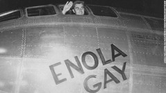 離陸直前のエノラ・ゲイの操縦席から手を振るポール・ティベッツ大佐