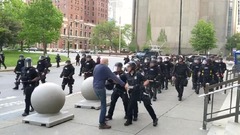 ７５歳男性を突き倒した疑いで警官２人停職、５７人が抗議の辞任　米