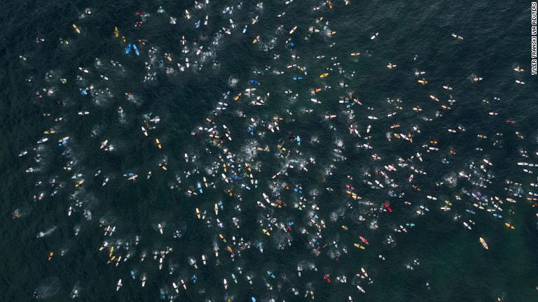 抗議デモに参加したサーファー＝６月３日、カリフォルニア州/Tyler Transki via Reuters
