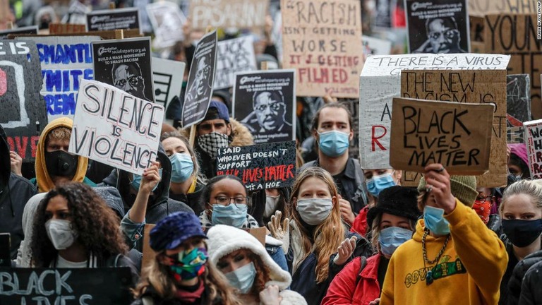 英ロンドンで先週末に続き、黒人男性死亡事件をめぐる抗議デモが行われた/Frank Augstein/AP