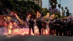 警官隊に投げ付けられた花火＝６月１日、カリフォルニア州