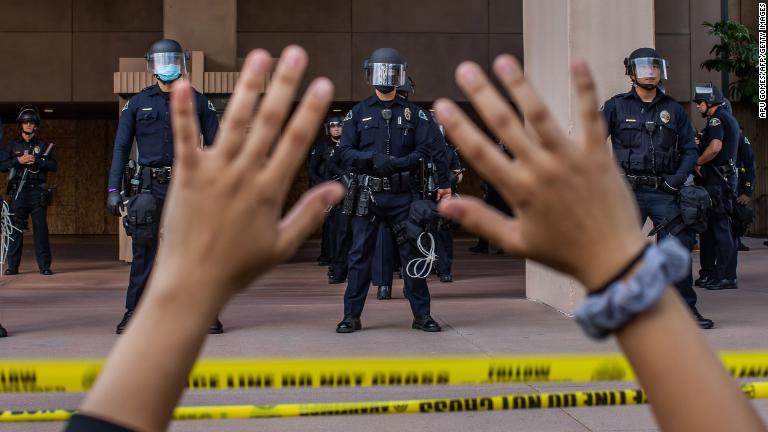 市議会の建物の前でデモ隊と対峙する警官＝６月１日、カリフォルニア州/Apu Gomes/AFP/Getty Images
