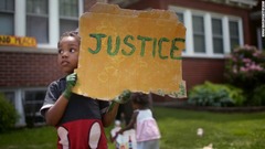 デモへの支持を表明する少年＝６日、ミネソタ州セントポール