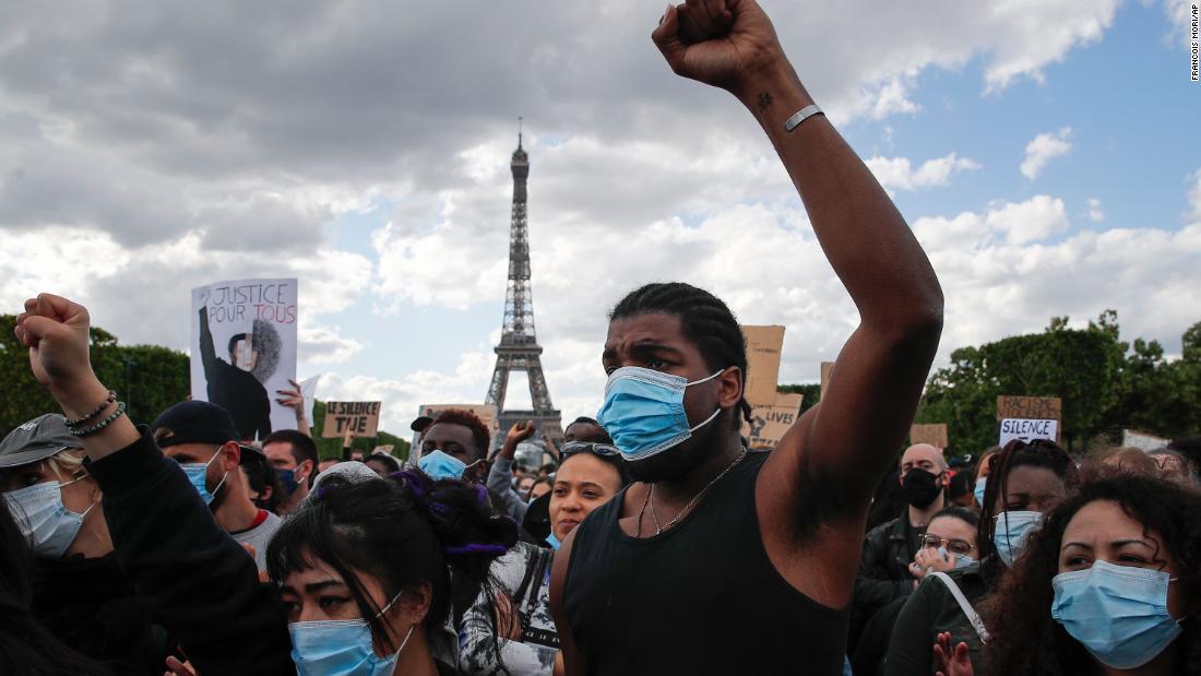 フランス・パリのシャン・ド・マルス公園で行われた抗議デモ＝６日/Francois Mori/AP