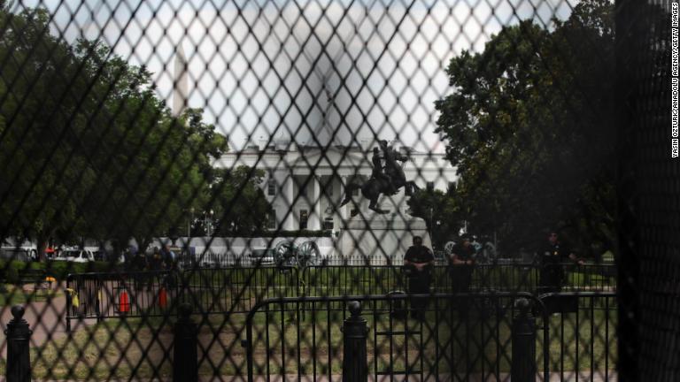 ホワイトハウス周辺に金網が設置された＝６月４日/Yasin Ozturk/Anadolu Agency/Getty Images