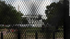 ホワイトハウス周辺に金網が設置された＝６月４日