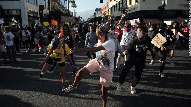 路上で踊る人々＝６月４日、カリフォルニア州パサデナ/Keith Birmingham/Pasadena Star-News via Getty Images