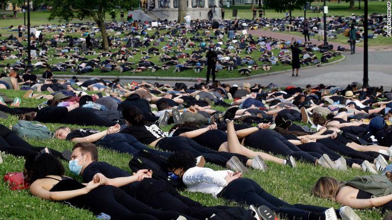 うつ伏せで寝そべる数百人のデモ参加者＝６月３日、ボストン/Steven Senne/AP