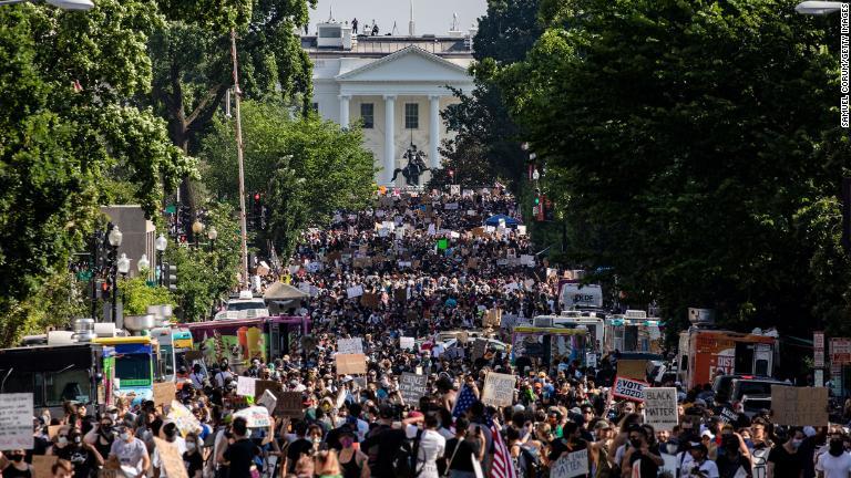ホワイトハウス周辺で行われたデモに集まった人々＝６日/Samuel Corum/Getty Images