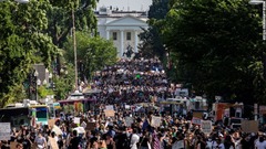 ホワイトハウス周辺で行われたデモに集まった人々＝６日