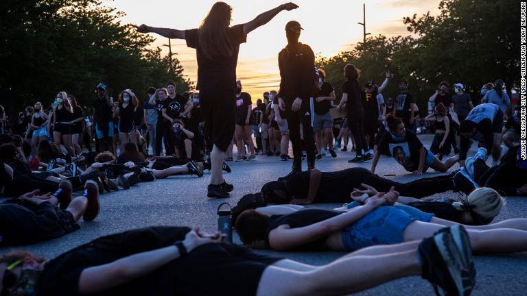 路上に寝そべるデモ参加者＝６月２日、アイオワ州/Joseph Cress/Iowa City Press-Citizen/USA Today Network