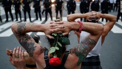 写真特集：黒人男性死亡事件、抗議活動広がる