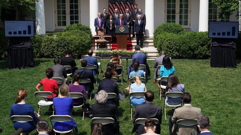 ホワイトハウスで開かれた記者会見で、席の配置が新型コロナウイルスの予防措置とされる６フィートの間隔から約１フィートに狭められていた/MANDEL NGAN/AFP via Getty Images