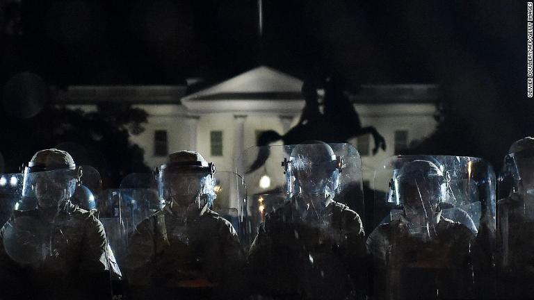＝６月２日、ホワイトハウス前/Olivier Douliery/AFP/Getty Images