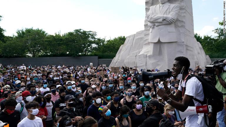 キング牧師記念碑の前に集まる人々＝６月４日、ワシントン/Drew Angerer/Getty Images