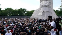キング牧師記念碑の前に集まる人々＝６月４日、ワシントン