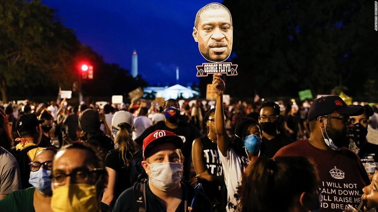 ６日にワシントンで行われた抗議デモの様子。デモは７日も続いた/Jacquelyn Martin/AP