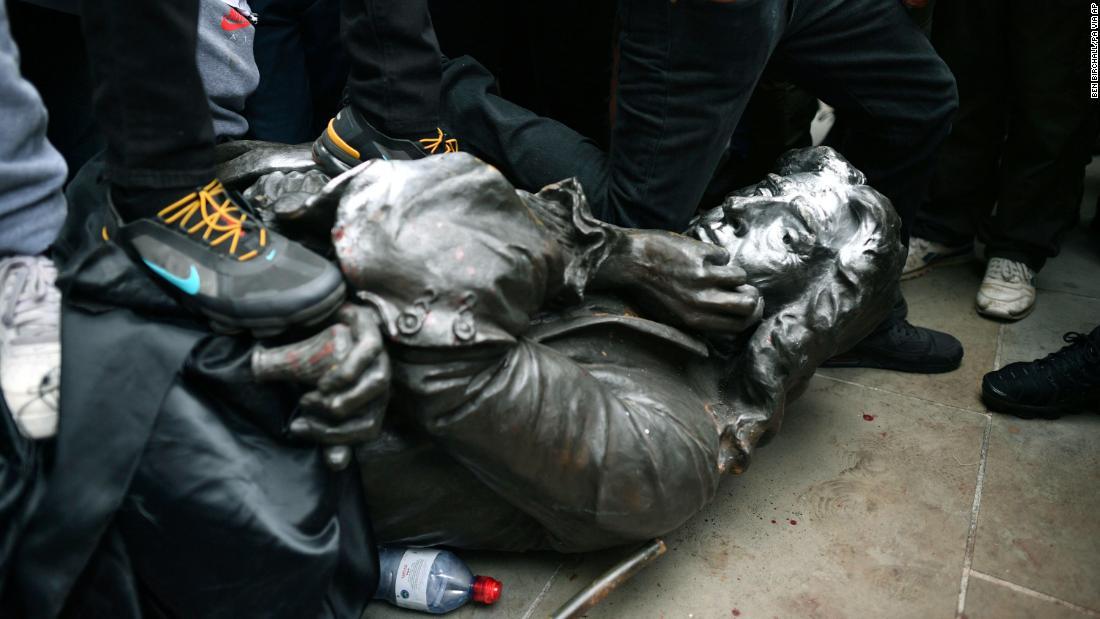 デモ隊に引き倒された１７世紀奴隷商人の像＝７日、英ブリストル/Ben Birchall/PA via AP