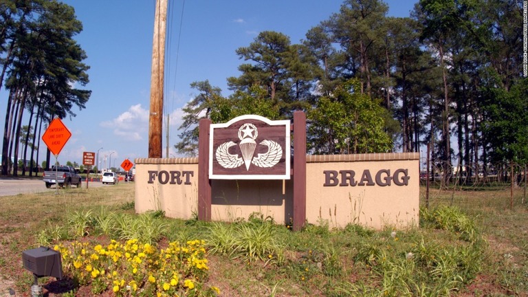 米陸軍はフォートブラッグなど南軍の司令官にちなんだ施設の名前について変更することを検討している/Logan Mock-Bunting/Getty Images/FILE