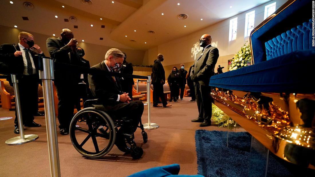 追悼式にはテキサス州のアボット知事も参列した/DAVID J. PHILLIP/POOL/AFP/Getty Images