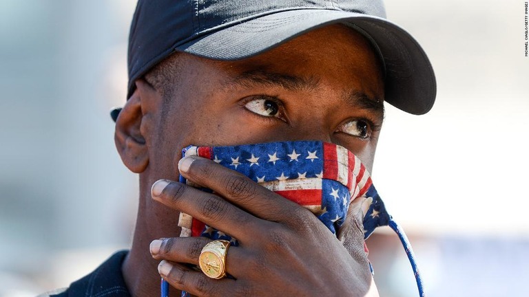 マスクで口を覆ってデモに参加する男性。米国では黒人差別への抗議デモに多くの人が繰り出すなか、新型コロナの新規感染者が２２州で増えている/Michael Ciaglo/Getty Images