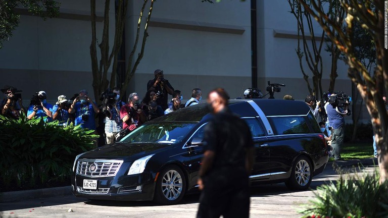 ジョージ・フロイドさんの棺を載せた車両。葬儀は米テキサス州ヒューストンで行われる/Johannes Eisele/AFP/Getty Images