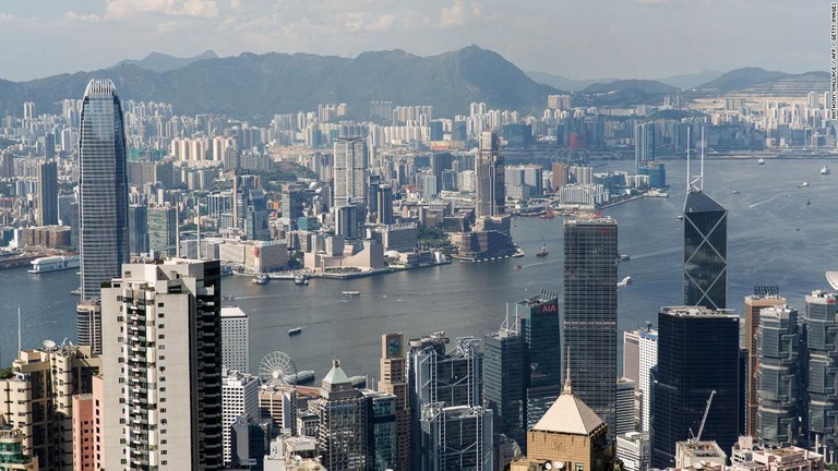 「生活費の高い都市ランキング」で香港が首位に/Anthony Wallace / AFP / Getty Images