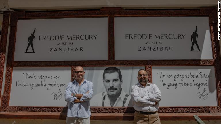 ジャフェルジさん（右）と友人のアンドレア・ボエロさんはクイーンのプロダクション会社と提携し、前出の家屋をフレディ・マーキュリーの博物館に作り変えた/Freddie Mercury Museum zanzibar