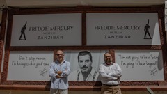 ジャフェルジさん（右）と友人のアンドレア・ボエロさんはクイーンのプロダクション会社と提携し、前出の家屋をフレディ・マーキュリーの博物館に作り変えた