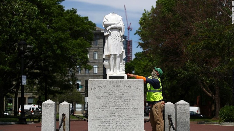 頭部がとられた米マサチューセッツ州ボストンのコロンブス像/Tim Bradbury/Getty Images